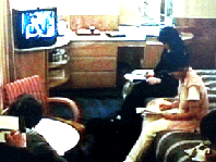 客室ではTVでヒントビデオが上映される。