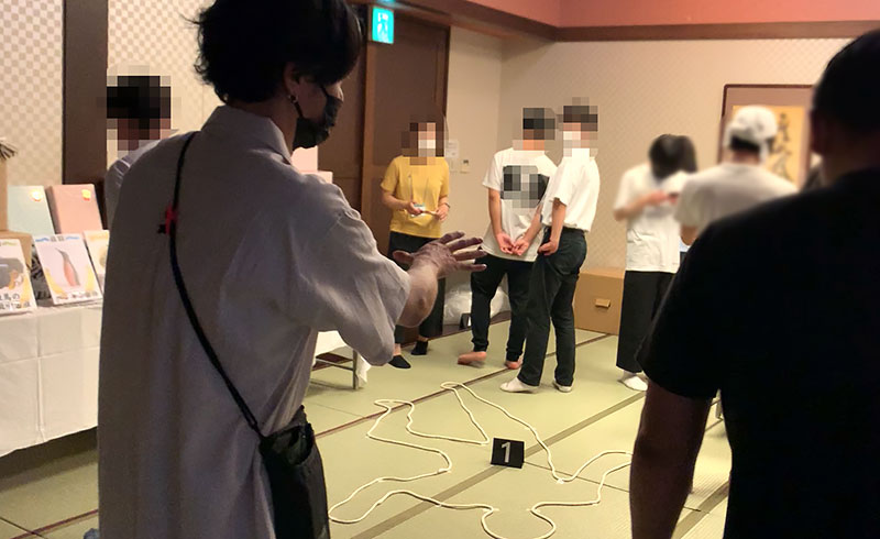 探偵（俳優）と一緒に捜査活動 写真